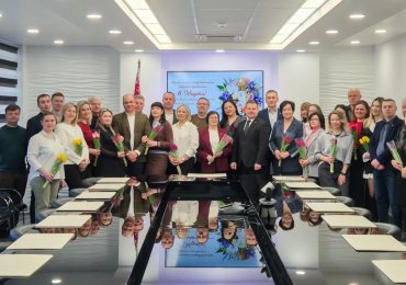 Мужчины коллектива администрации СЭЗ "Гомель-Ратон" поздравляют самых милых и очаровательных женщин-коллег с замечательным весенним праздником - Днём женщин!