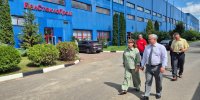 Глава администрации СЭЗ «Гомель-Ратон» Владимир Привалов в рамках серии рабочих визитов на производства посетил предприятие УП «Белстеклопром»