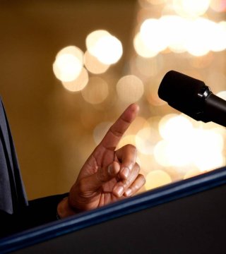 Прадстаўляе інтарэсы СЭЗ у адносінах з дзяржаўнымі органамі і іншымі арганізацыямі